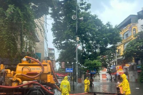 Đường Hà Nội ngập 'thành sông', công nhân thoát nước 'oằn mình' làm việc