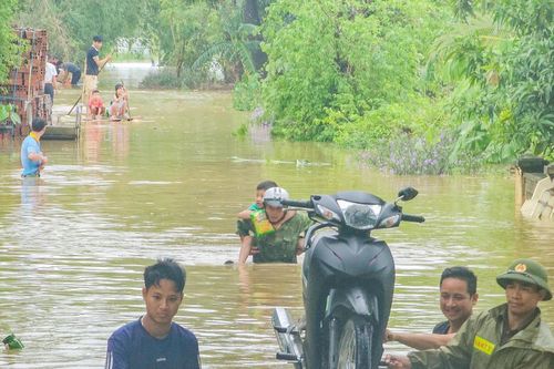 Hàng nghìn nhà dân ở Thanh Hóa bị ngập sâu sau bão số 10