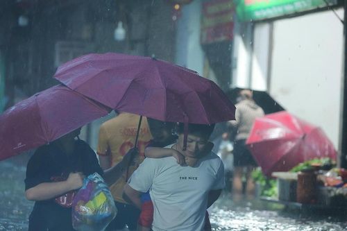 Đường ngập úng không thể đi xe: Người Hà Nội 'cõng con' về nhà