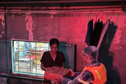 Công an Hà Nội hỗ trợ bà con ứng phó bão số 10 trên sông Hồng