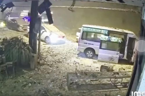 Thót tim khoảnh khắc đất đá đổ sập xuống nhiều xe hơi trên đèo Ô Quy Hồ