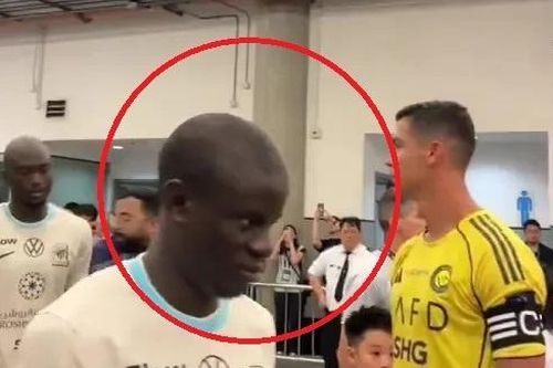Kante lướt qua, không bắt tay Ronaldo