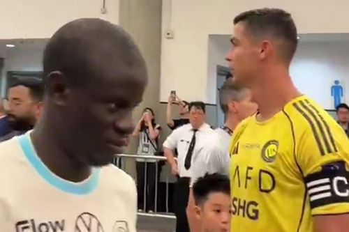 Khoảnh khắc Kante phớt lờ Ronaldo gây bão