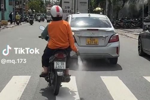 Người phụ nữ rải 'bột lạ' màu trắng trên đường ở TP.HCM