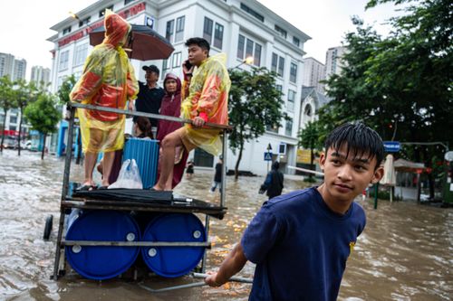 Chèo thuyền đi làm giữa khu đô thị ở Hà Nội