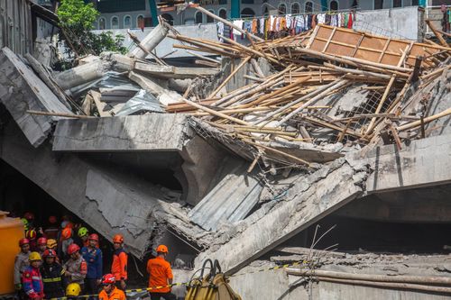 Sập trường nội trú ở Indonesia, hàng chục học sinh mắc kẹt