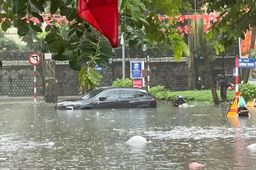 Những nơi 'chưa bao giờ ngập' ở Hà Nội trở thành biển nước