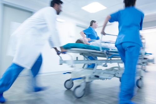 Một người phụ nữ bị vỡ bàng quang sau bữa nhậu