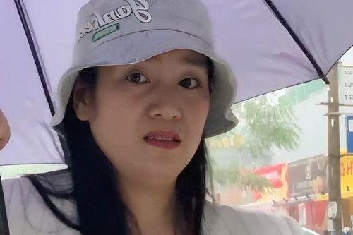 MC Thanh Mai mắc kẹt trên phố ngập nặng ở Hà Nội