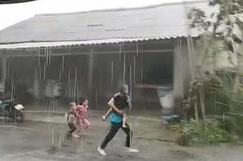 Khoảnh khắc cha ôm con chạy lũ gây xúc động
