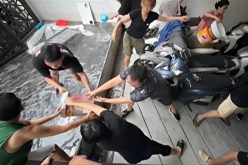Mưa ngập hầm giữ xe, dân văn phòng hì hục tát nước cả buổi