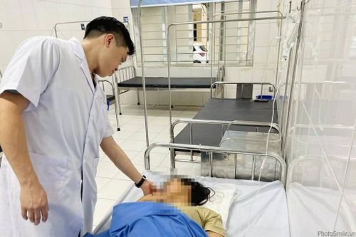 Đi trong mưa bão, 1 người nhập viện cấp cứu vì chấn thương sọ não