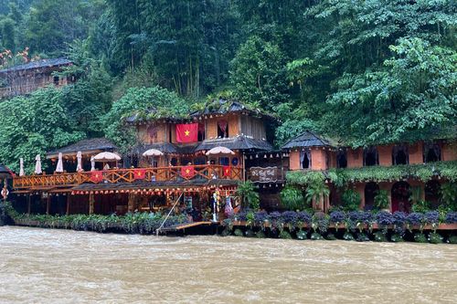 Lũ cuồn cuộn như thác chảy qua bản du lịch ở Sa Pa