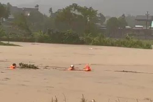 Phú Thọ: hơn 1.400 người sơ tán khẩn cấp, nhiều chiến sĩ dũng cảm cứu dân trong bão số 10