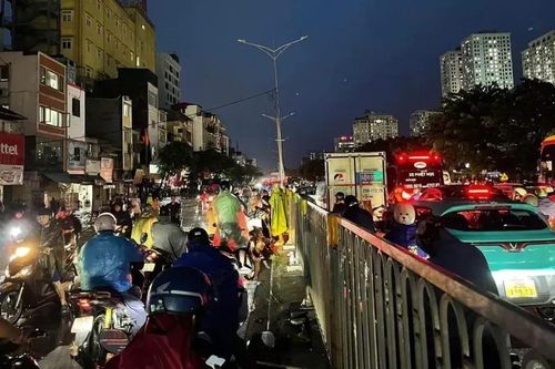Nước ngập sâu, tắc đường kéo dài, dân công sở Hà Nội bất đắc dĩ ở lại cơ quan