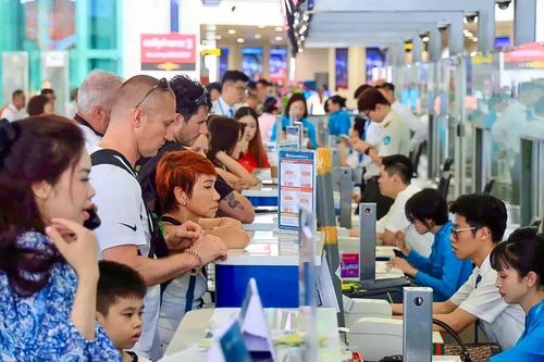 Mưa lớn khiến 90 chuyến bay bị ảnh hưởng