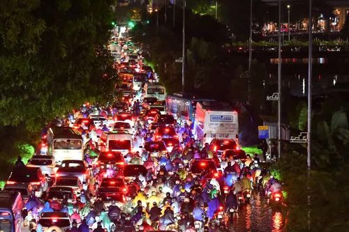 Hà Nội: Mưa ngập, đường phố ùn tắc tới đêm khuya