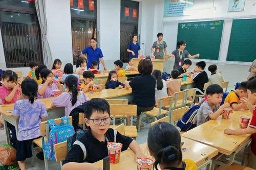 Hà Nội: những hình ảnh ấm lòng tại trường học ngày mưa bão