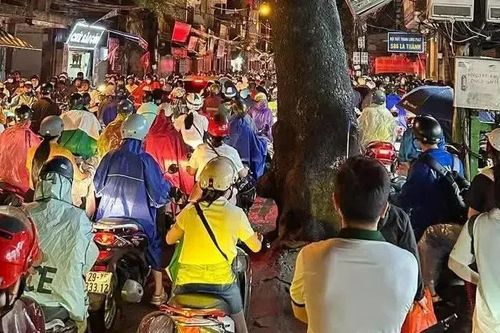 Hà Nội: Đêm 30/9, nhiều người vẫn 'vật lộn' giữa đường, chưa biết bao giờ sẽ về được nhà