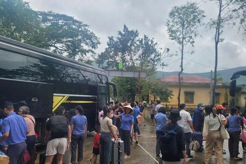Chuyển tải, hỗ trợ suất ăn cho khách đi tàu bị ảnh hưởng do bão số 10