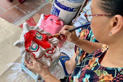 Giữ hồn Trung thu qua mặt nạ giấy bồi truyền thống