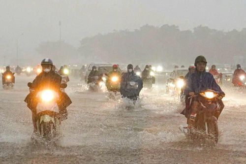 Hà Nội: Nhiều tuyến đường ngập sâu, người dân chật vật di chuyển