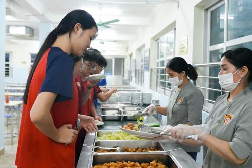 Trường đại học ở Hà Nội mở cửa căng tin, cung cấp bánh bao, mì gói cho sinh viên kẹt vì mưa dông