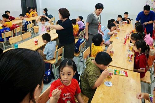 Hàng loạt trường học Hà Nội trông giữ và chăm sóc học sinh qua đêm