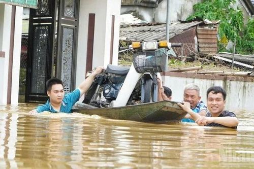 Nghệ An: Hàng trăm hộ dân xã Lam Thành ngập sâu trong nước lũ