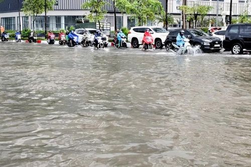 Mưa lớn tại Hà Nội khiến nhiều phương tiện chết máy
