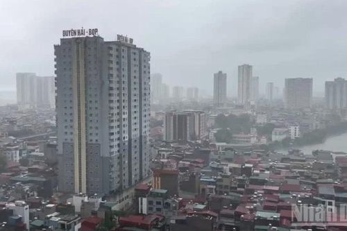 Hà Nội mưa to đến rất to ở nhiều nơi, ảnh hưởng nghiêm trọng đến giao thông