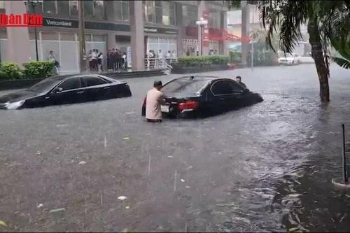 Hà Nội: Ngập sâu do mưa lớn kéo dài, vận hành toàn bộ trạm bơm để tiêu úng