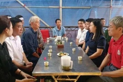Thăm hỏi gia đình nạn nhân tử vong khi tham gia phòng, chống bão số 10