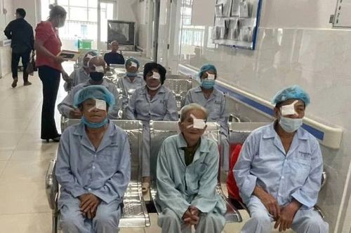 Mổ mắt miễn phí cho 60 bệnh nhân nghèo tại tỉnh Vĩnh Long
