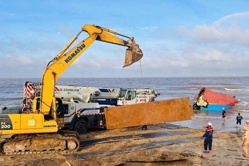 Nỗ lực giải cứu tàu cá gặp nạn để tìm ngư dân mất tích tại Quảng Trị