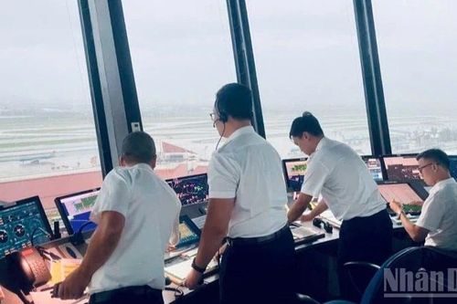 Mưa dông dữ dội, hoạt động bay tại Cảng Hàng không quốc tế Nội Bài ảnh hưởng nghiêm trọng