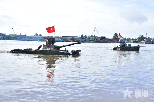 Xem bộ đội Tăng thiết giáp Quân khu 9 thực hành lái bơi