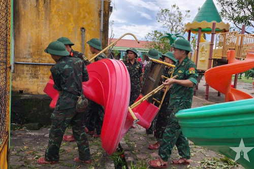 Hàng nghìn cán bộ, chiến sĩ LLVT tỉnh Hà Tĩnh khẩn trương khắc phục hậu quả bão số 10