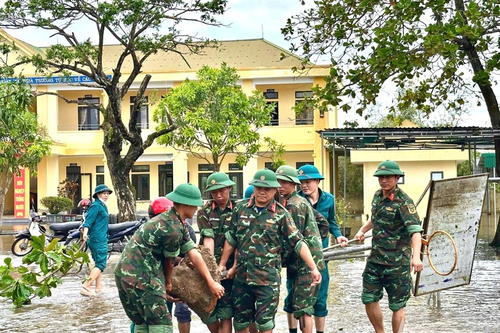 Cán bộ, chiến sĩ Trung đoàn 841 (Bộ CHQS tỉnh Hà Tĩnh) giúp dân khắc phục hậu quả bão số 10