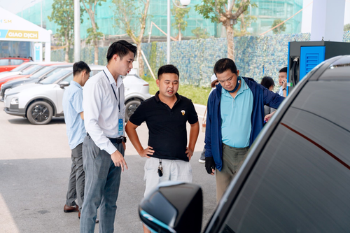 Mua VinFast VF 8 'lướt' tại Green Future, chủ xe chia sẻ: 'Vừa không lo lắng về chất lượng xe, vừa được bảo hành chính hãng'