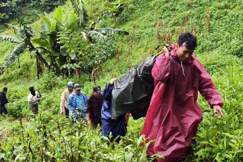 Công an xã hỗ trợ khiêng bệnh nhân lớn tuổi Lào vượt đường rừng về bản