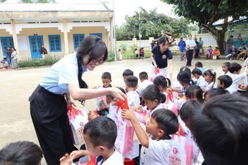 Mang Trung thu đến cho hơn 500 em học sinh vùng cao xã Phước Chánh