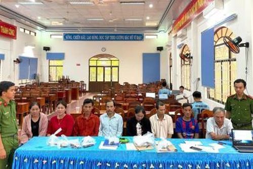 Tổ chức đánh bạc trong… rừng!