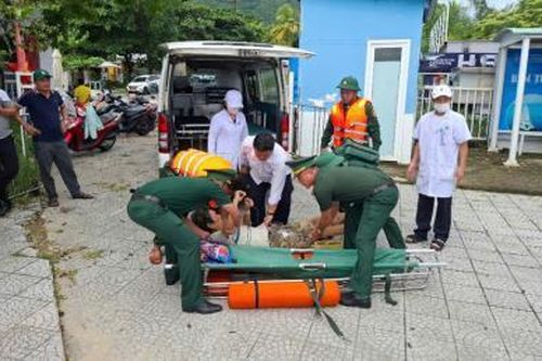 Kịp thời đưa 2 bệnh nhân vào đất liền cấp cứu
