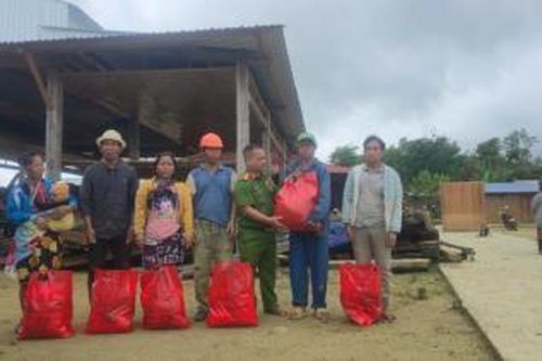 Công an xã Hùng Sơn tham gia di dời 7 ngôi nhà giúp các hộ dân vùng sạt lở do ảnh hưởng bão số 10