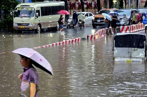 Hà Nội ngập bì bõm, ôtô nằm phơi mưa giữa đường