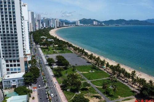 Bãi biển Nha Trang thoáng đãng sau khi tháo dỡ công trình chắn biển