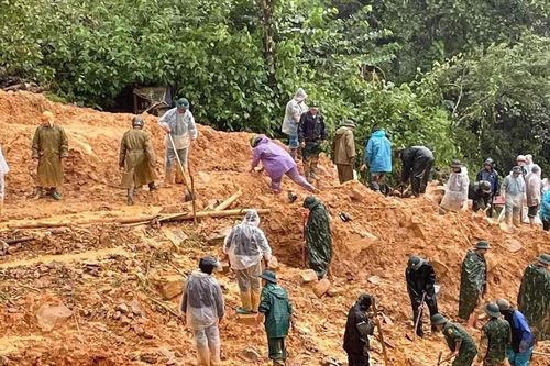 Tuyên Quang: Công an và người dân nỗ lực tìm kiếm 4 người bị vùi lấp do sạt lở đất