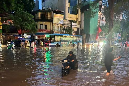 Hà Nội hệ thống thoát nước tê liệt: Ngập lụt, ùn tắc khắp nơi