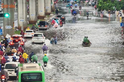 Hà Nội mưa trắng trời, ngập úng, giao thông bị gián đoạn